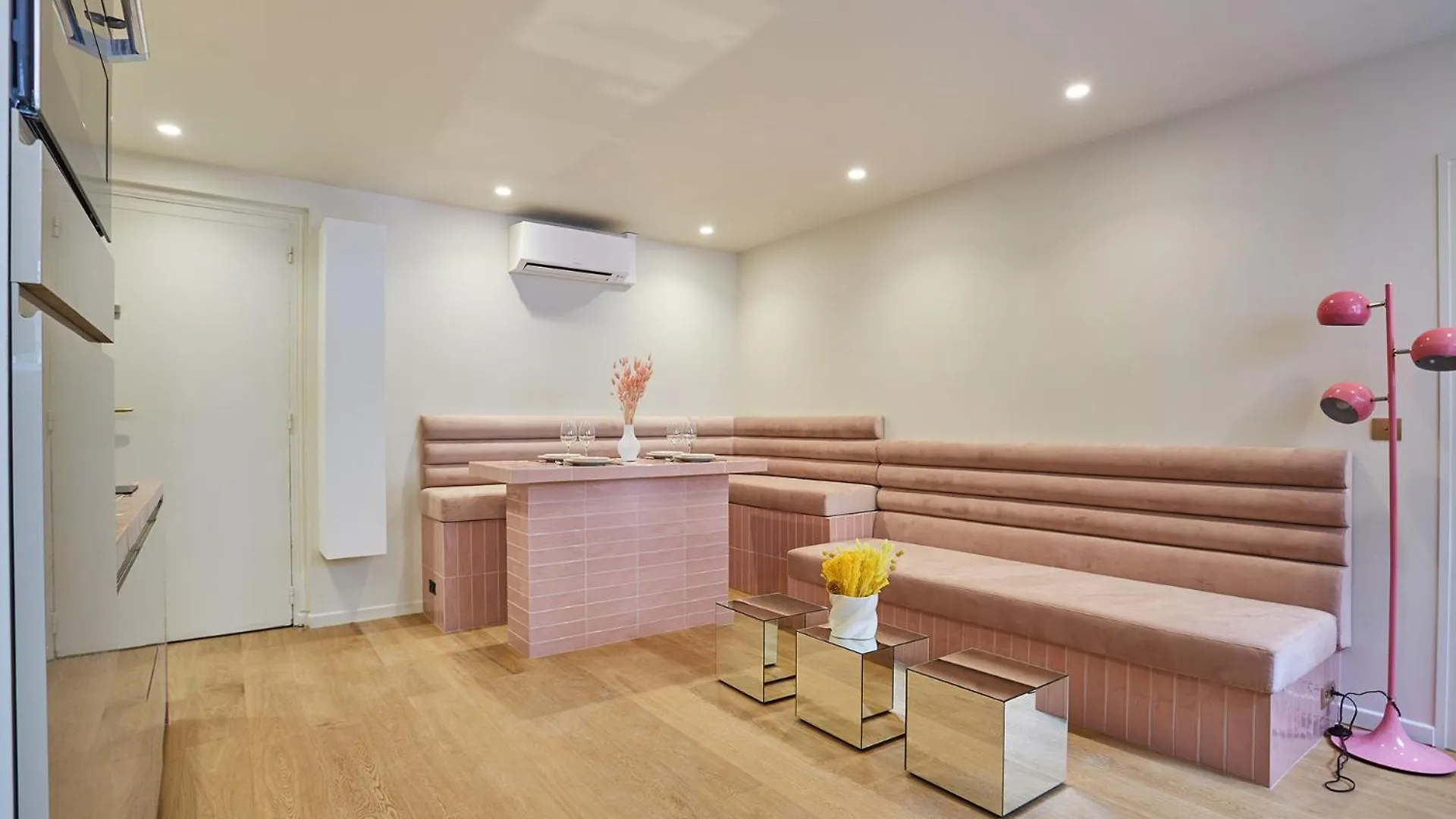 Center Of By Prestige Apartment *